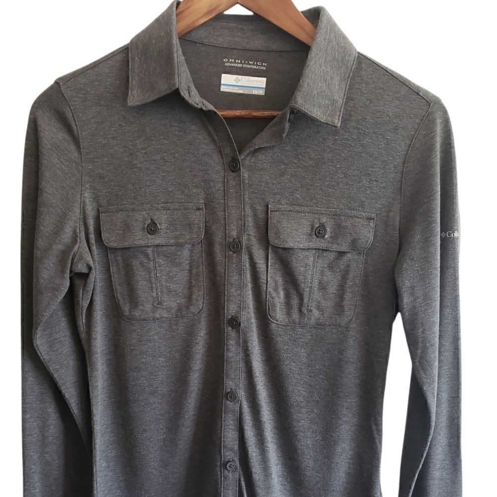 Columbia Gray Omni Wick Button Down Top‎